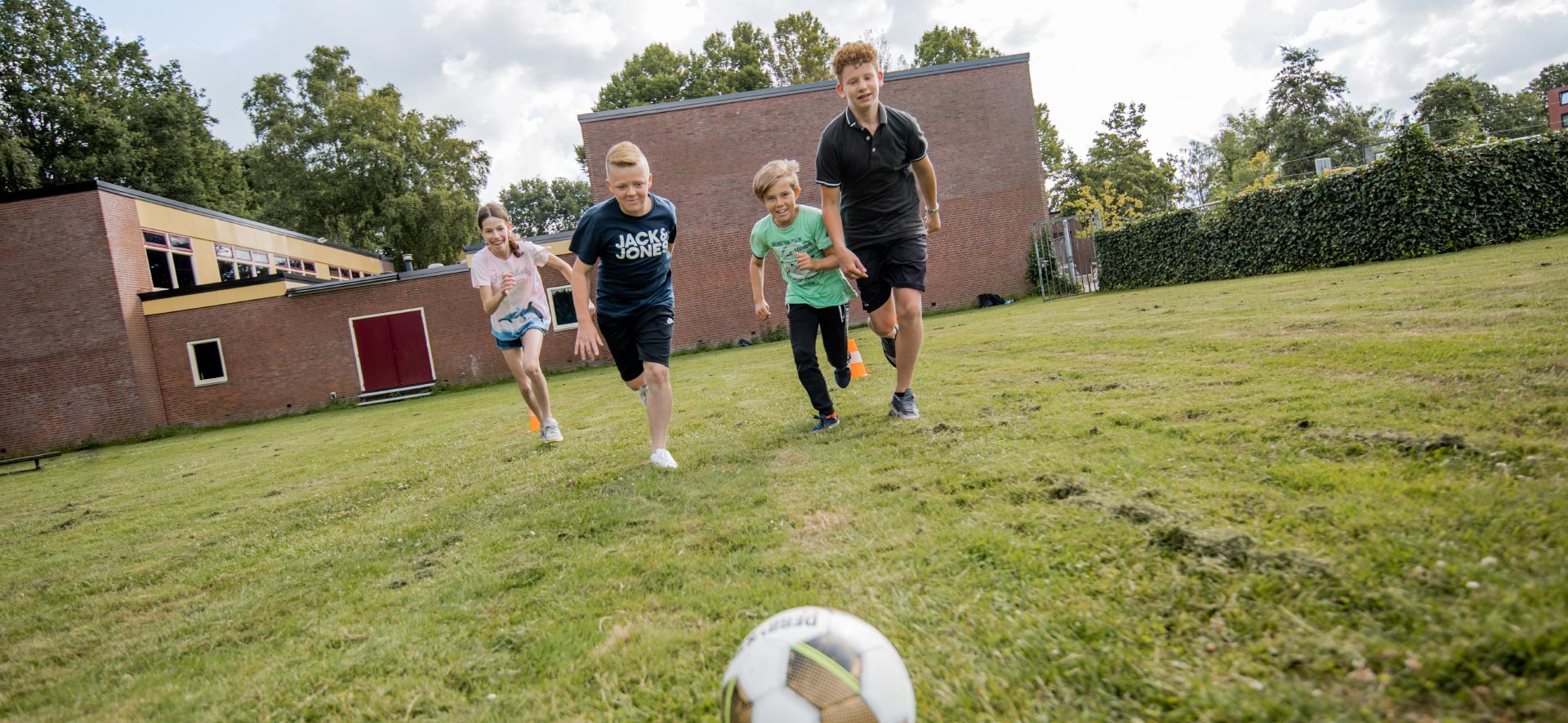 https://www.ubboemmius.nl/wp-content/uploads/2022/09/ubbo-maarsdreef-leerlingen-voetbal.jpg