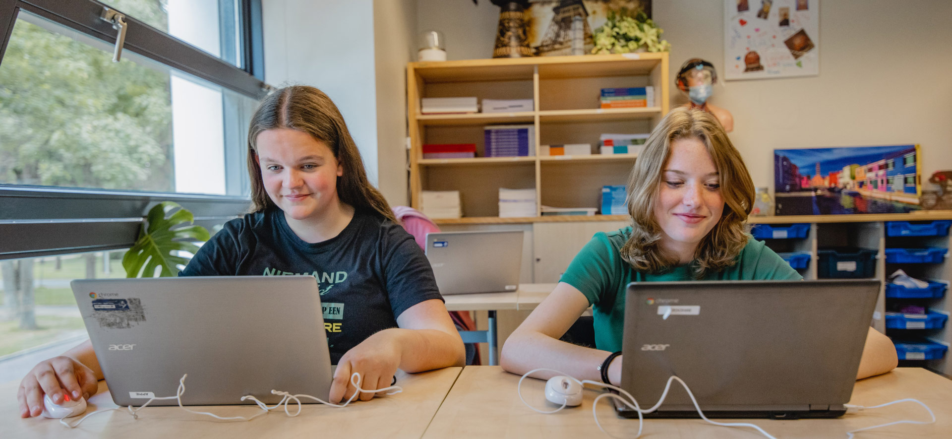 https://www.ubboemmius.nl/wp-content/uploads/2022/09/ubbo-praktijkonderwijs-klas-meisjes-laptops.jpg