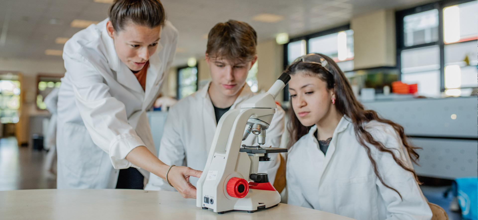 https://www.ubboemmius.nl/wp-content/uploads/2022/11/ubbo-stationslaan-laboratorium-leraar-leerlingen.jpg